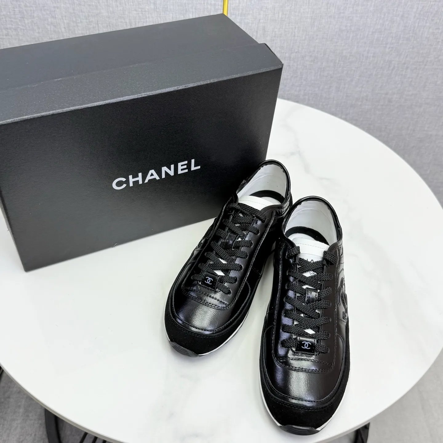 👟👟Ex-factory price 560👟👟Chanel Panda Shoes! 2025 counter's top casual sports shoes. This classic design; the upper is electro-embroidered with a variety of techniques; the outsole is fashionable and sporty; the unusual inclusion of a variety of color matching elements... The diversified mix and match is very good-looking and versatile, and can be used for leisure, fashion, sports, and outdoor... ꫛꫀꪝ Go➫ Materials: ❶Upper made of: original imported first-layer silk cowhide + original waterproof cloth + original first-layer cowhide ❷Inner lining: Original Yangli+wang ❸ Outsole based on: Original TPU combination outsole Counter boutique packaging complete set for women 35–41